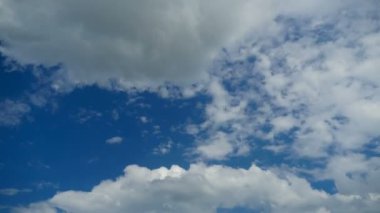 Bulutlar mavi gökyüzünde hareket ediyor. Zaman atlamalı