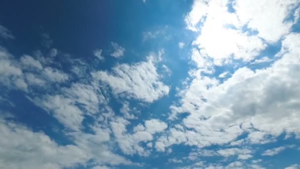 Les nuages se déplacent dans le ciel bleu. Délai imparti 