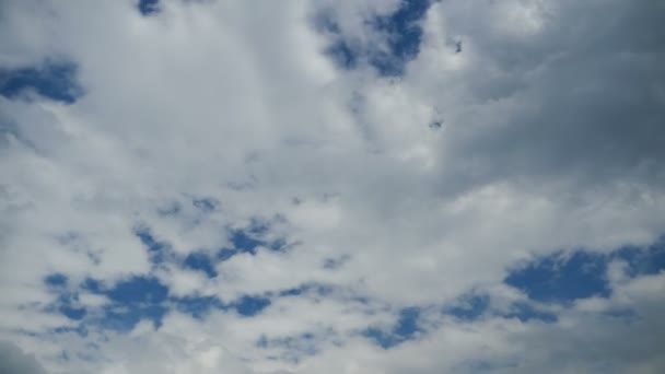 Les nuages se déplacent dans le ciel bleu. Délai imparti — Video