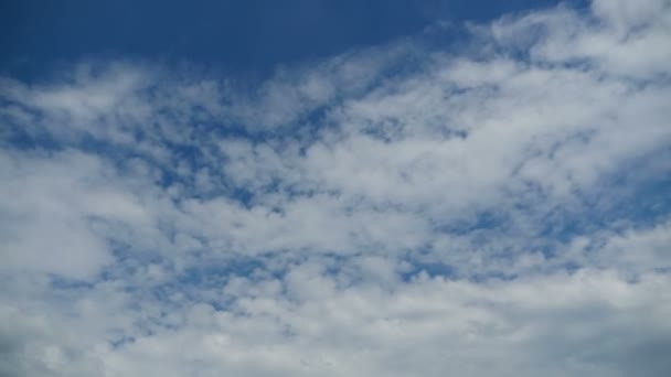 Les nuages se déplacent dans le ciel bleu. Délai imparti — Video