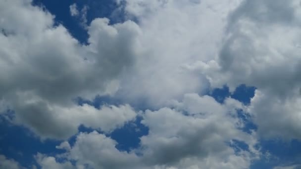 Skyerne bevæger sig på den blå himmel. Tidsforskydning – Stock-video