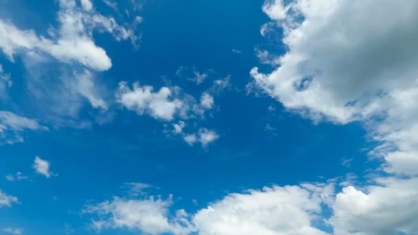 구름은 푸른 하늘에 움직이고 있다. 시간 경과 — 비디오