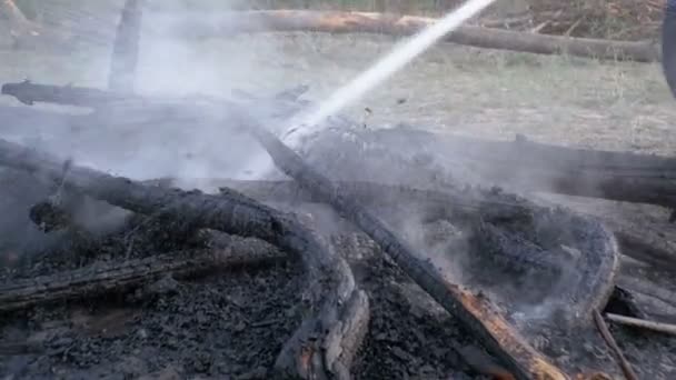 Éteindre un feu avec de l'eau par un tuyau d'incendie — Video