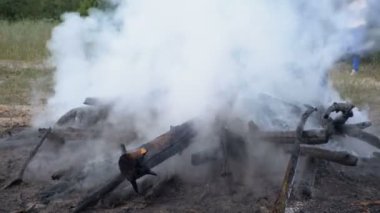 Bir yangın bir Firehose tarafından suyla söndürmek