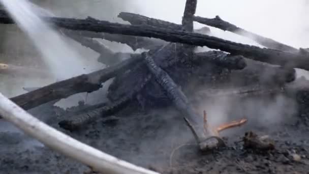 Uhasit oheň s vodou tím Firehose — Stock video