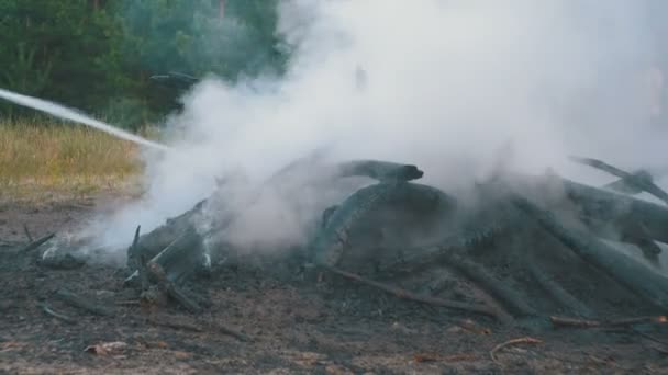 Blussen van een brand met Water door een Firehose — Stockvideo