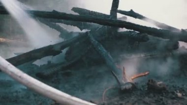 Bir yangın bir Firehose tarafından suyla söndürmek