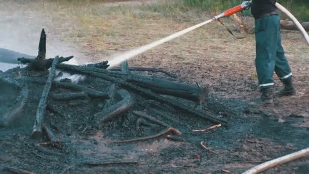 Extingue un fuego con agua por una manguera de fuego — Vídeos de Stock