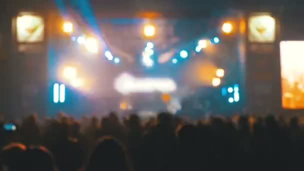 Wazig Concert menigte op Music Festival. Menigte mensen dansen rockconcert — Stockvideo