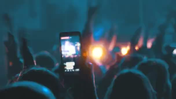 Människor på en rockkonsert är sänder Live på sociala nätverk med Smartphone — Stockvideo