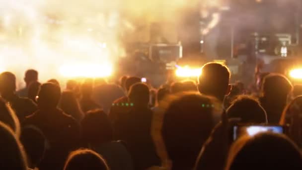 Koncert dav na hudebním festivalu. Dav lidí tančí rockový koncert — Stock video