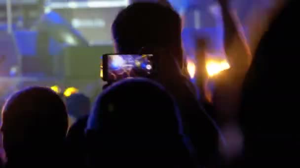 Concert People at Music Rock Prendre des photos ou enregistrer des vidéos avec des smartphones — Video