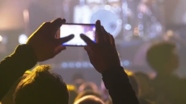 Люди на музичний рок-концерт фотографувати чи запис відео з смартфонів — стокове відео