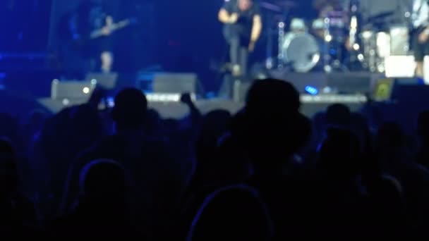 Müzik Festivali'nde konser kalabalık. Kalabalık insanlar dans Rock konseri — Stok video