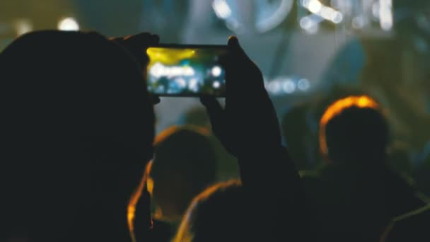 Gente en Music Rock Concert Tomando fotos o grabando videos con teléfonos inteligentes — Vídeo de stock