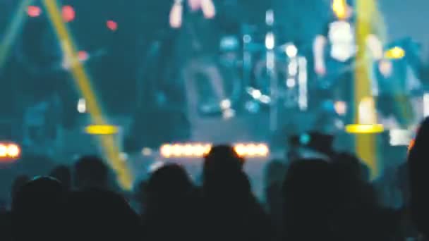 Bulanık konser kalabalığa müzik festivali. Kalabalık insanlar dans Rock konseri — Stok video