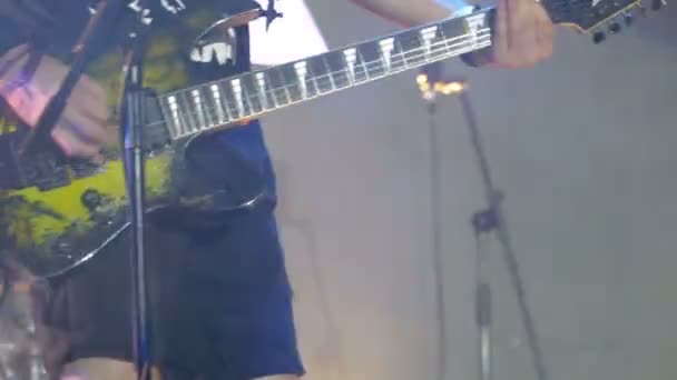 Gitarist speelt op het podium op een rockconcert — Stockvideo