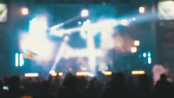 Concerto desfocado Multidão no Festival de Música. Pessoas da multidão dançando concerto Rock — Vídeo de Stock