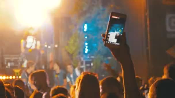Pessoas em um concerto de rock estão transmitindo ao vivo na rede social usando Smartphone — Vídeo de Stock