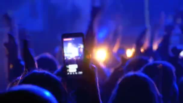 Le persone a un concerto rock stanno trasmettendo in diretta sul social network utilizzando Smartphone — Video Stock