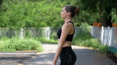 Genç sporcu kadın parkta spor alan ip atlama rahat spor kıyafeti