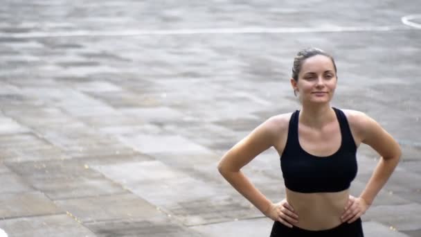 Jovem atleta mulher em roupa esportiva envolvida em fitness no campo de esportes no parque . — Vídeo de Stock