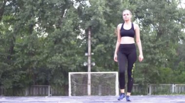 Genç sporcu kadın Fitness spor alanında Park yapan spor kıyafeti.