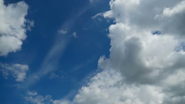 Wolken ziehen am blauen Himmel auf. Zeitraffer — Stockvideo