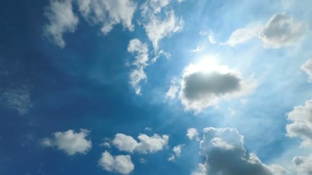Wolken gaan in de blauwe hemel. Time-lapse — Stockvideo