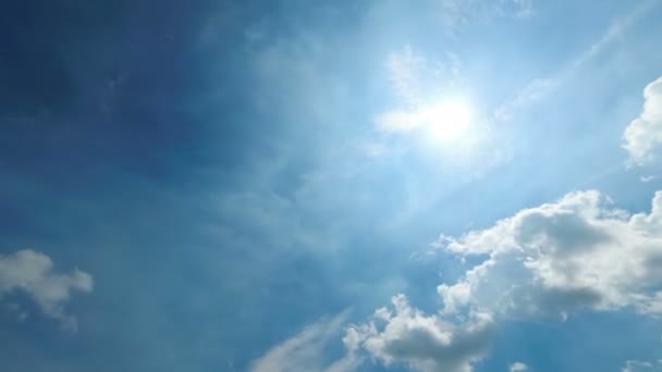 Les nuages se déplacent dans le ciel bleu. Délai imparti — Video