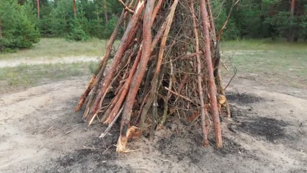 Dobrou grandes troncos para o fogo na floresta. O fogo está preparado para o fogo. . — Vídeo de Stock