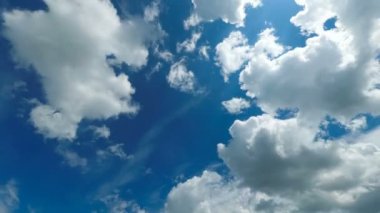 Bulutlar mavi gökyüzünde hareket ediyor. Zaman atlamalı