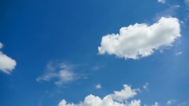 Bulutlar mavi gökyüzünde hareket ediyor. Zaman atlamalı