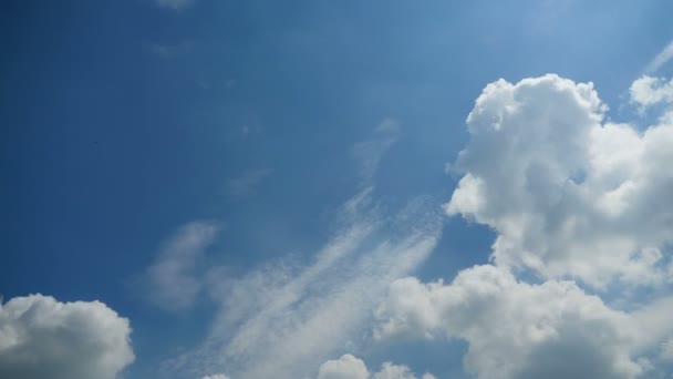 Les nuages se déplacent dans le ciel bleu. Délai imparti — Video