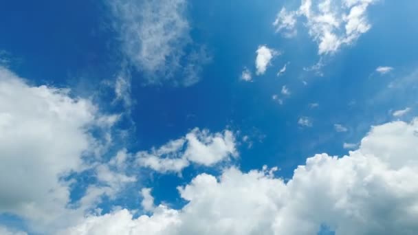 Les nuages se déplacent dans le ciel bleu. Délai imparti — Video