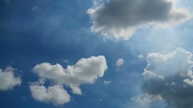 Bulutlar mavi gökyüzünde hareket ediyor. Zaman atlamalı