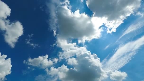 Wolken gaan in de blauwe hemel. Time-lapse — Stockvideo