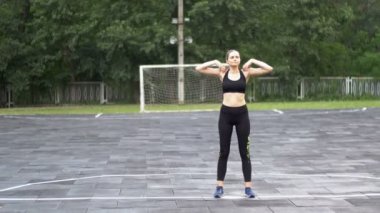 Genç sporcu kadın Fitness spor alanında Park yapan spor kıyafeti.