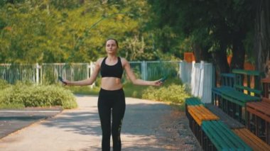 Genç sporcu kadın parkta spor alan ip atlama rahat spor kıyafeti