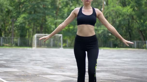 Jonge atleet vrouw in Sport Outfit die zich bezighouden met Fitness op het sportveld in het Park. — Stockvideo