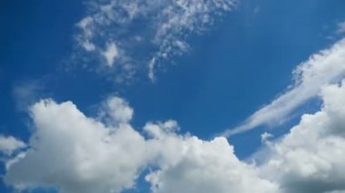 Bulutlar mavi gökyüzünde hareket ediyor. Zaman atlamalı