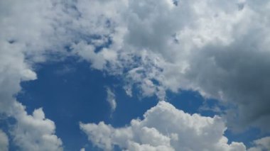 Bulutlar mavi gökyüzünde hareket ediyor. Zaman atlamalı