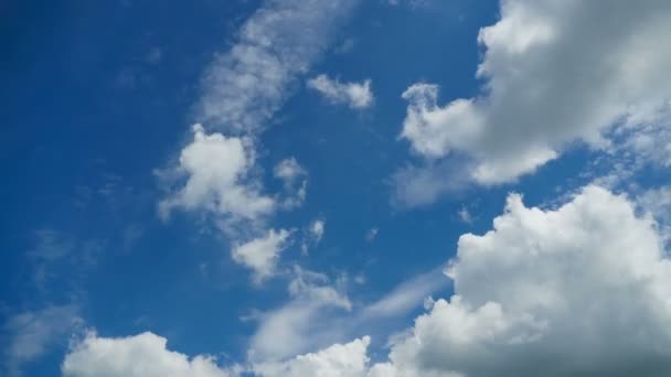 Les nuages se déplacent dans le ciel bleu. Délai imparti — Video