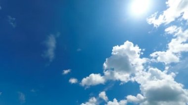 Bulutlar mavi gökyüzünde hareket ediyor. Zaman atlamalı