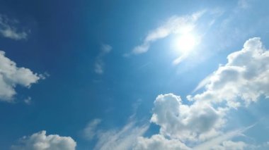 Bulutlar mavi gökyüzünde hareket ediyor. Zaman atlamalı
