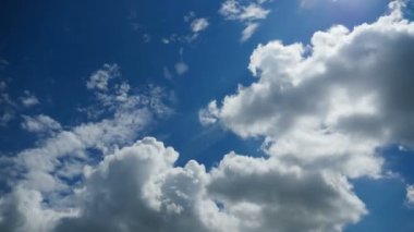 Bulutlar mavi gökyüzünde hareket ediyor. Zaman atlamalı