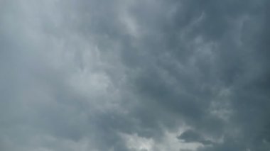 Bulutlar mavi gökyüzünde hareket ediyor. Zaman atlamalı