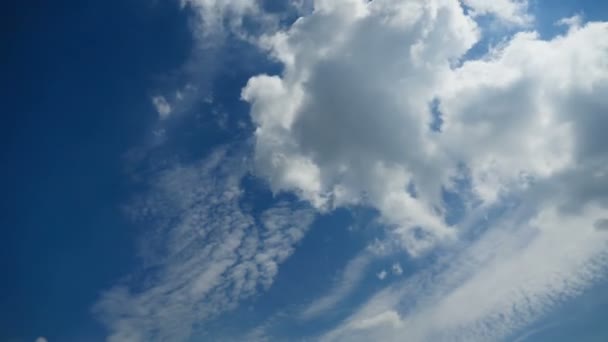 Wolken gaan in de blauwe hemel. Time-lapse — Stockvideo