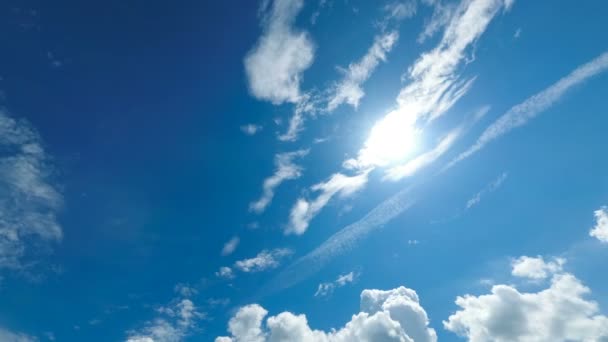 Wolken gaan in de blauwe hemel. Time-lapse — Stockvideo