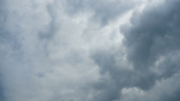 Les nuages se déplacent dans le ciel bleu. Délai imparti — Video